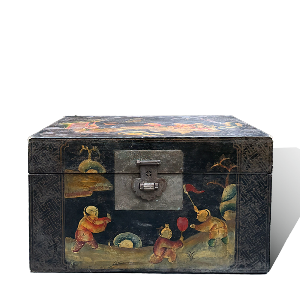 Chinese Export Lacquered Box with Figural Decoration, 19th Century